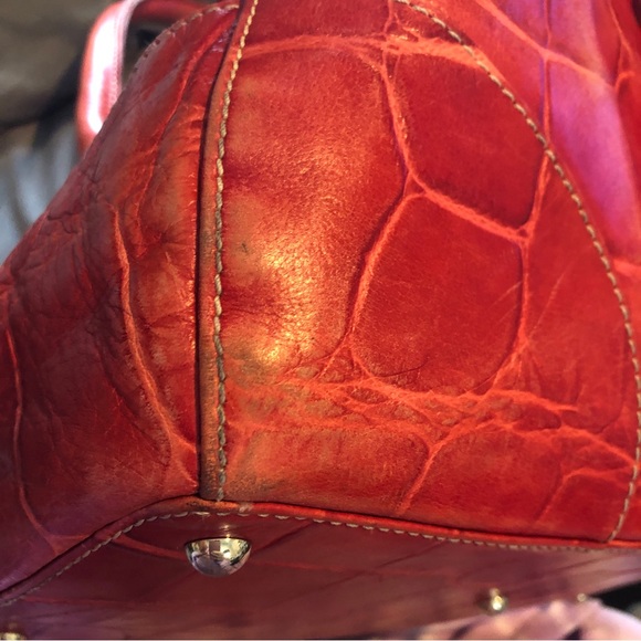 Authentic Dooney & Bourke Leather Red croc styling w Goldtone clasp & trim - Picture 15 of 16